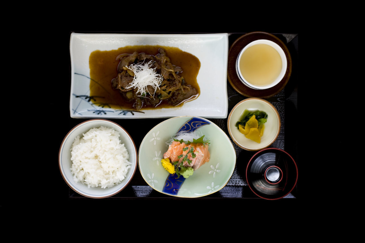 HIGH ANGLE VIEW OF FOOD SERVED ON TABLE