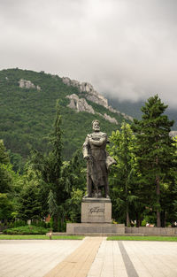 Statue against sky