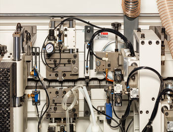 Mechanism and device of a modern woodworking automatic machine with a system for adjusting.