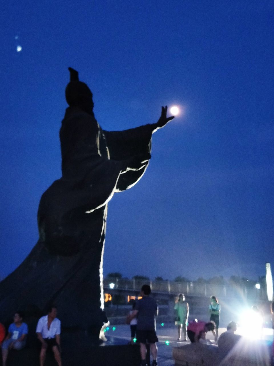 STATUE OF MAN AND WOMAN AGAINST SKY