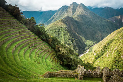 The ruins from wiñay wayna on the wayto machu picchu by the inca trek