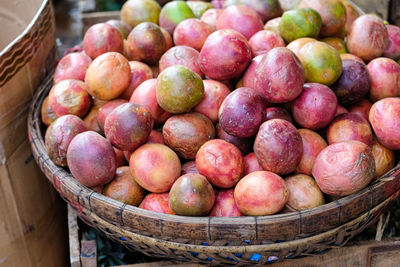 Passion fruit for sale in vietnamese market. different degrees of ripeness.