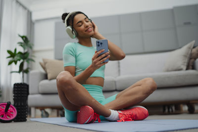 Portrait of young woman exercising in gym