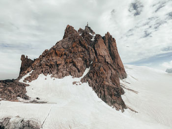 Cablecars leaving aiguille du midi with cosmiques ridge