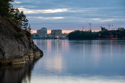 An urban view of a city between two rocky islands.