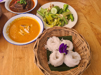 Thai rice noodles with crab curry sauce and fresh vegetables.