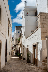 Narrow alley amidst buildings in city