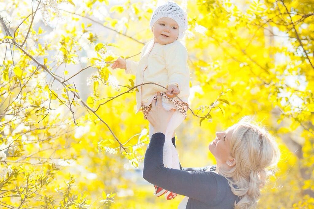 person, tree, lifestyles, young adult, leisure activity, casual clothing, smiling, looking at camera, three quarter length, childhood, portrait, happiness, young women, front view, holding, elementary age, park - man made space, standing