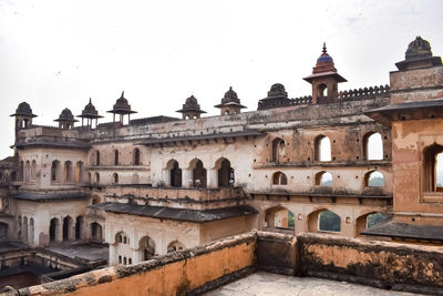 Beautiful view of orchha palace fort, raja mahal and chaturbhuj temple from jahangir mahal, orchha