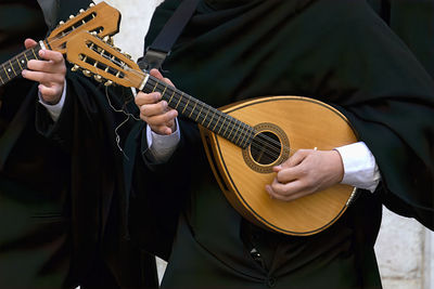 The lute, as played on the streets of lisbon since the renaissance