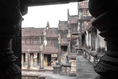 Statue of temple against sky