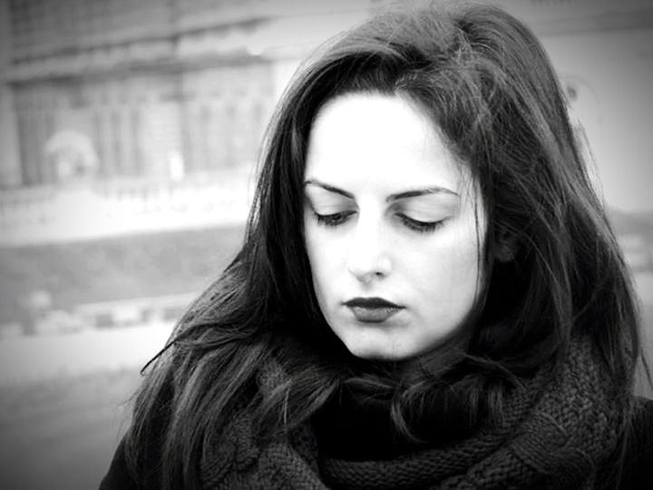 headshot, focus on foreground, long hair, person, lifestyles, portrait, young adult, young women, looking at camera, head and shoulders, brown hair, close-up, leisure activity, front view, casual clothing, blond hair, smiling