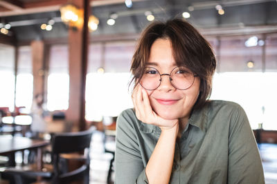 Portrait of a smiling young woman in restaurant