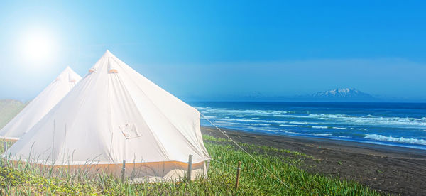 White glamping tents against the backdrop of the pacific ocean on the kamchatka peninsul