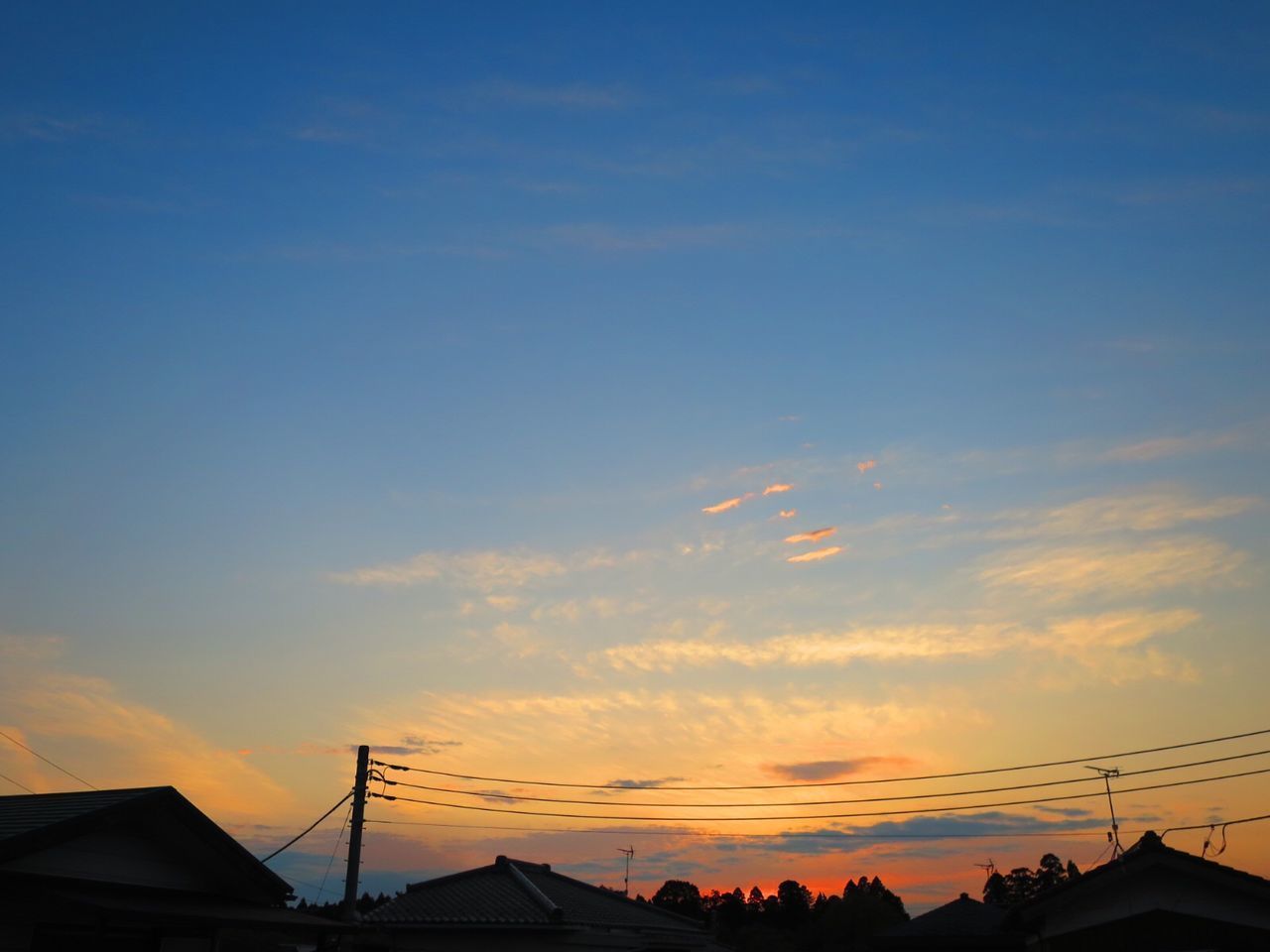 LOW ANGLE VIEW OF SILHOUETTE BUILDINGS AGAINST SKY