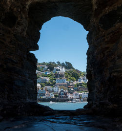 View of sea seen through arch