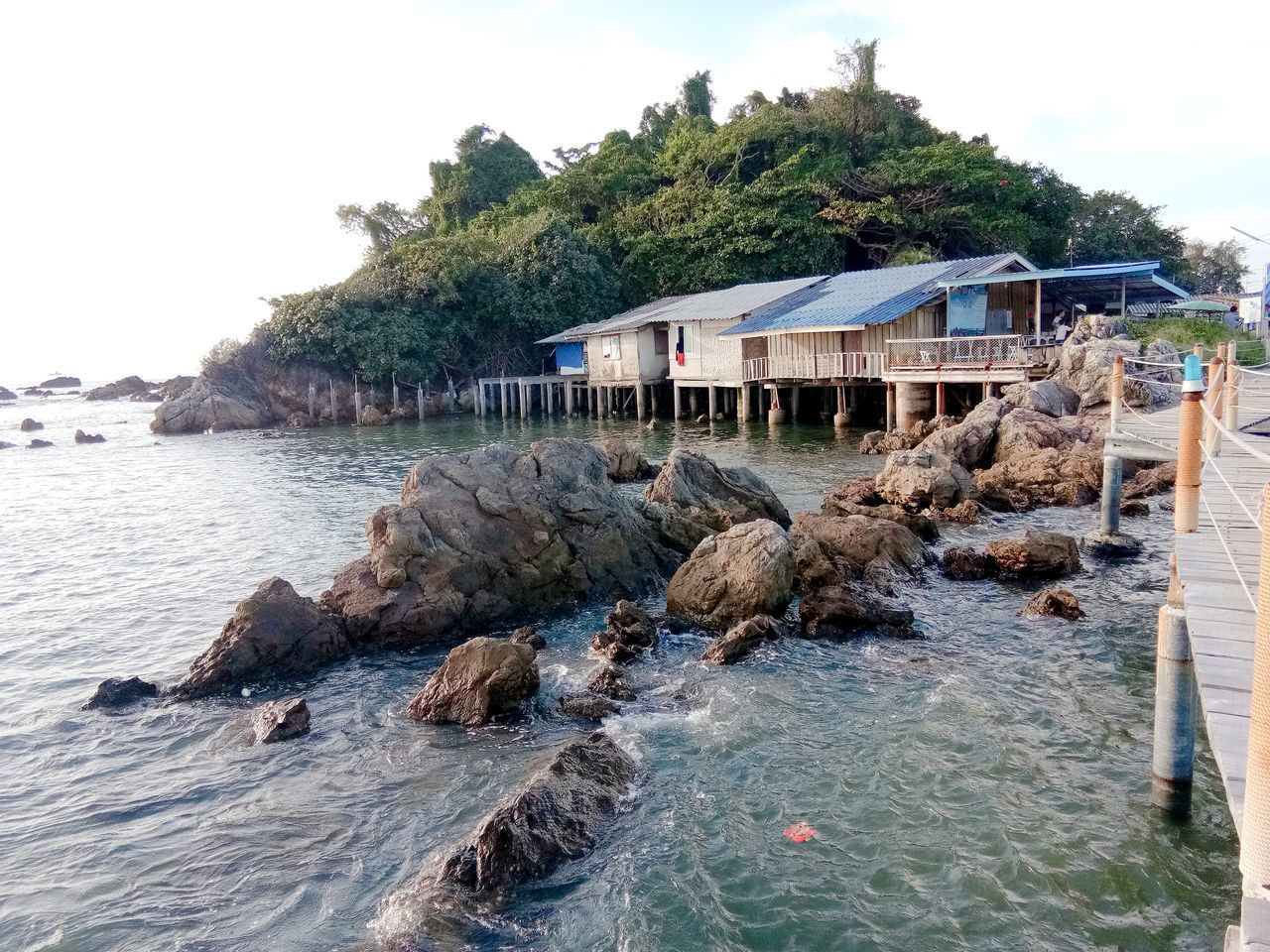 SCENIC VIEW OF ROCKY SHORE AGAINST SKY