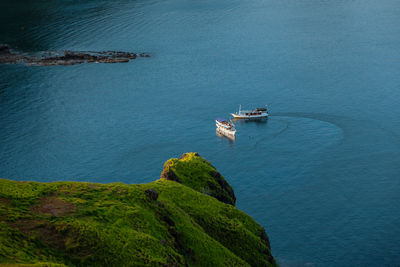 Boats are floating in the blue water of padar island