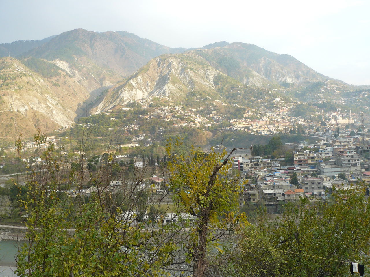 AERIAL VIEW OF TOWNSCAPE AND MOUNTAINS