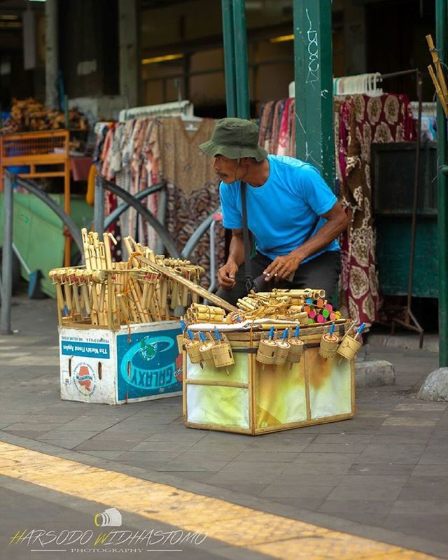 men, retail, lifestyles, market, food and drink, occupation, small business, rear view, market stall, food, casual clothing, working, person, for sale, leisure activity, full length, incidental people