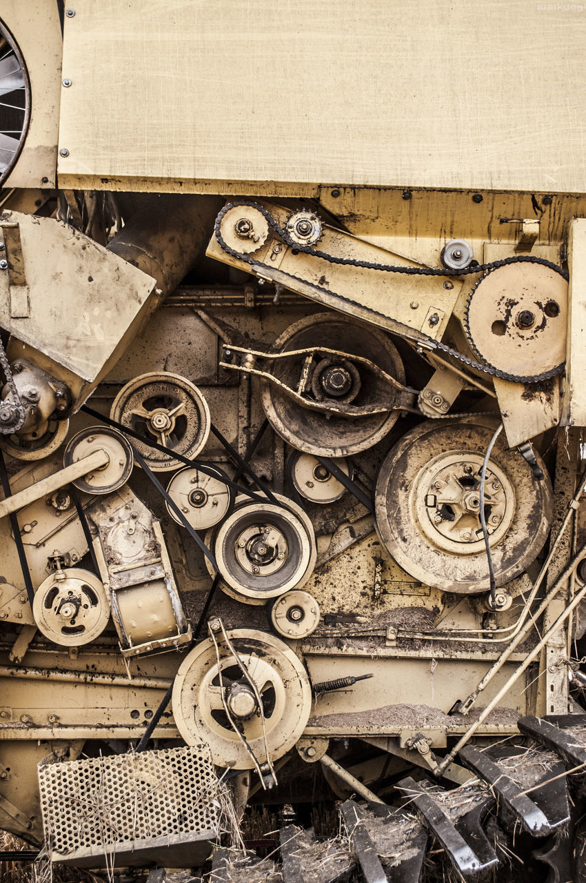 FULL FRAME SHOT OF RUSTY MACHINE PART OF ABANDONED BUILDING