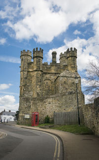 Battle abbey gatehouse, east sussex, england. benedictine abbey built after the battle of hastings.