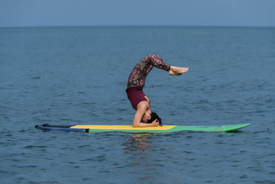 Yoga yogini in sea