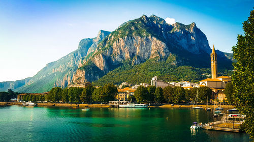 Panoramic view of lake and mountains against sky