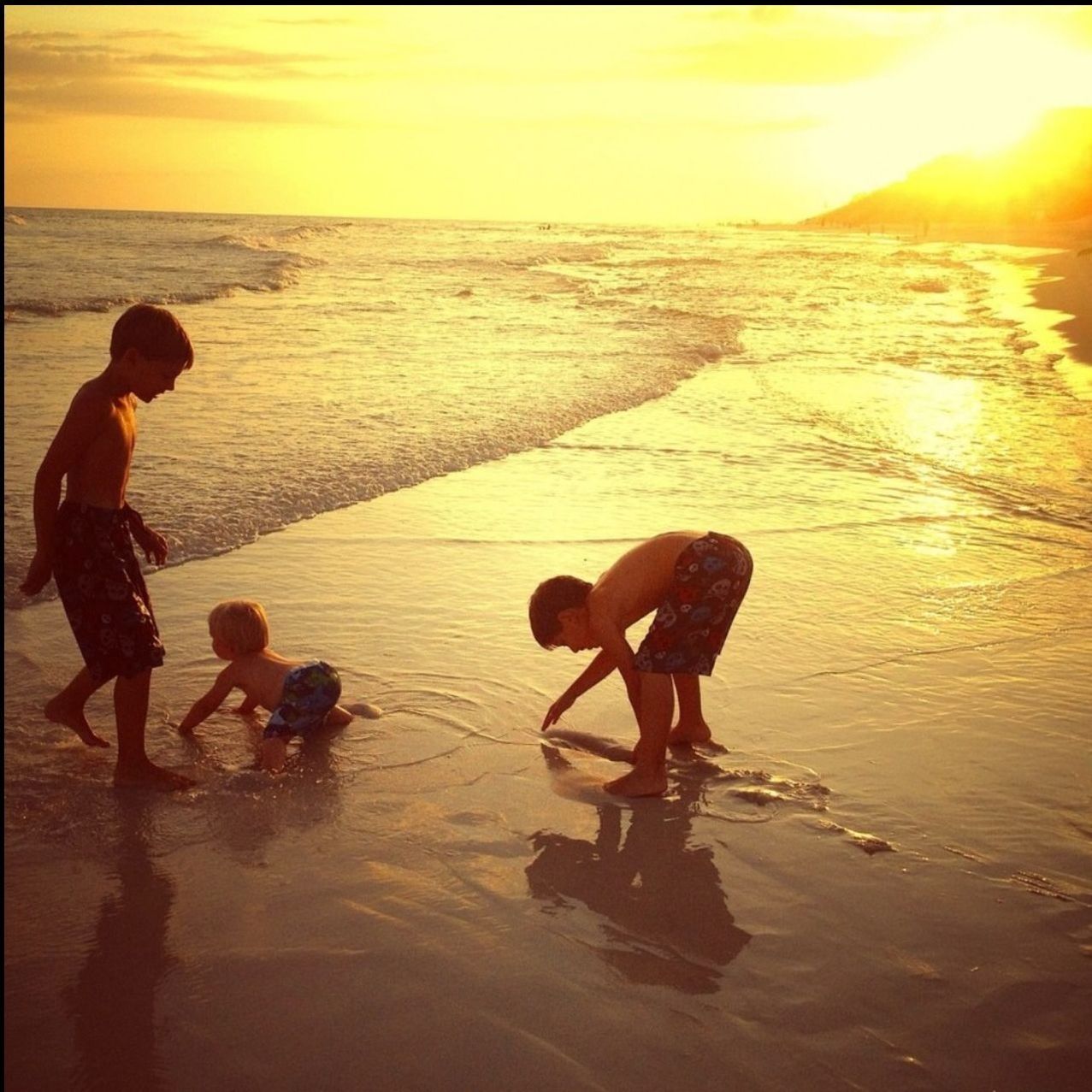 sea, water, beach, leisure activity, lifestyles, horizon over water, shore, full length, vacations, enjoyment, togetherness, sand, boys, fun, childhood, wave, men, playing