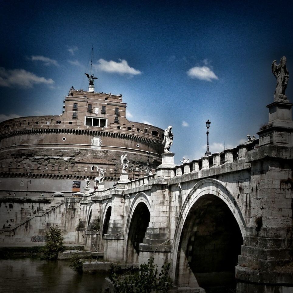 architecture, built structure, building exterior, arch, sky, history, famous place, place of worship, travel destinations, religion, spirituality, tourism, travel, international landmark, low angle view, church, cathedral, cloud - sky, capital cities