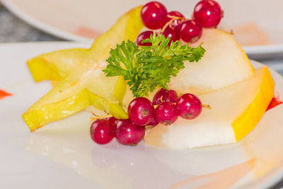 Close-up of red currants and starfruit in plate