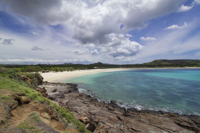 Tanjung ann beach, kuta mandalika, lombok.  scenic view of sea against sky