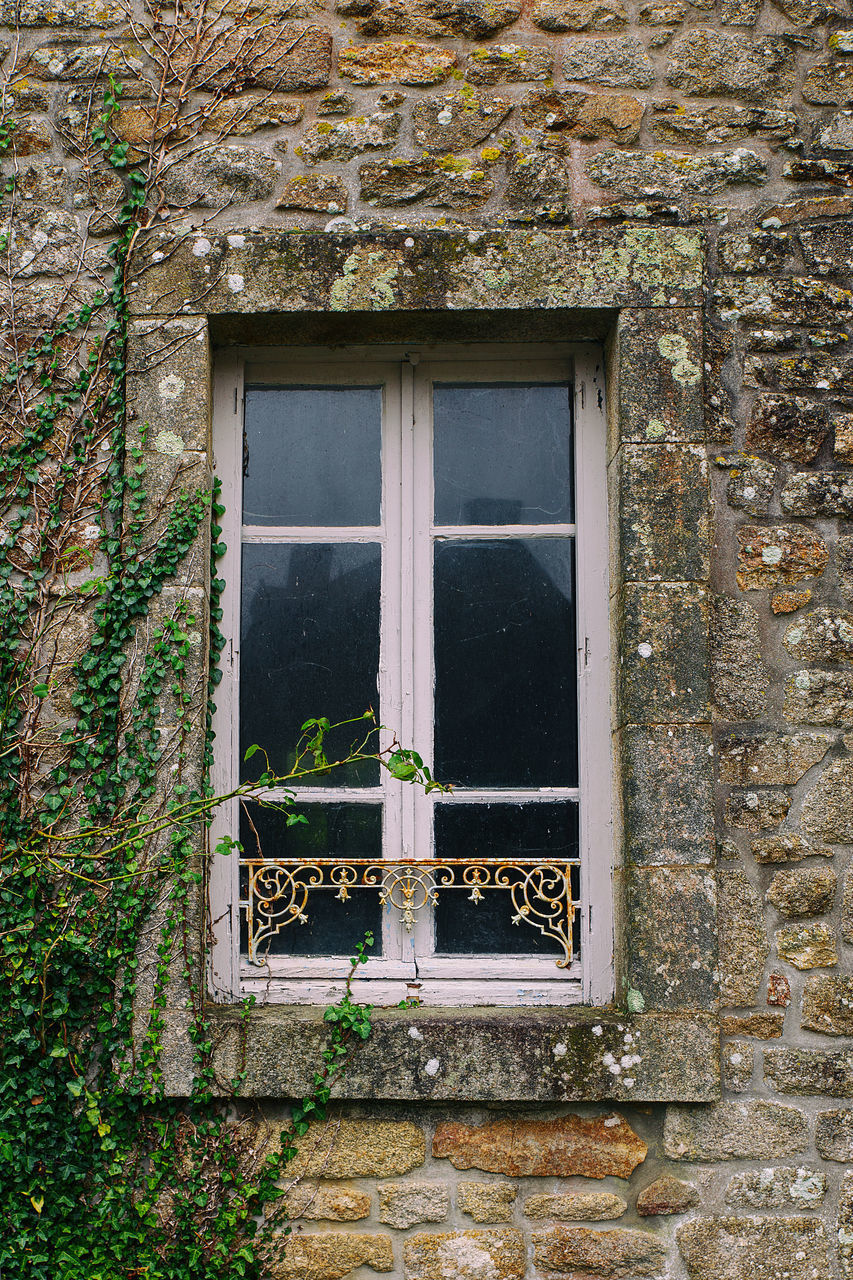 LOW ANGLE VIEW OF WINDOW ON BUILDING