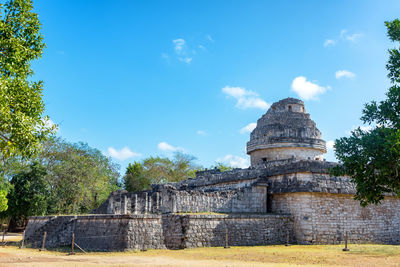 El caracol against sky