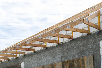 Roof trusses not covered with ceramic tiles on a single-family house under construction. 