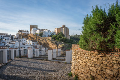 Buildings in city against sky