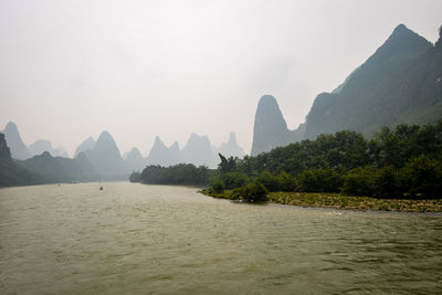 Li river cruise between guilin and yangshuo 