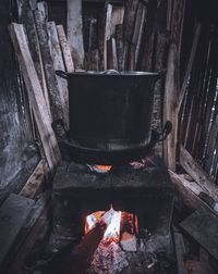 Boil water in the stove with firewood