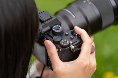 Woman with a mirrorless interchangeable-lens camera