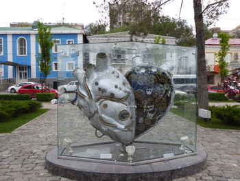 Statue of fountain in front of building