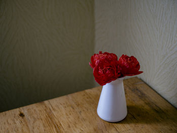 Close-up of red tulips in vase on table