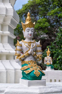 Statue at wat suan dok