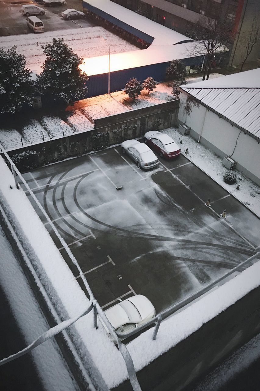 HIGH ANGLE VIEW OF SNOW IN KITCHEN