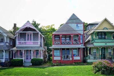 Houses and trees in front of a building