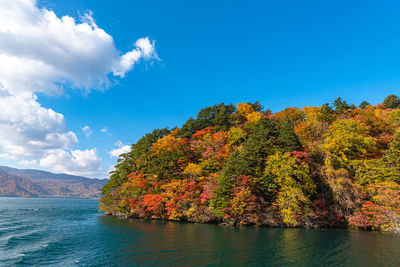 Lake towada utumn foliage scenery. towada-hachimantai national park in tohoku region. aomori, japan.