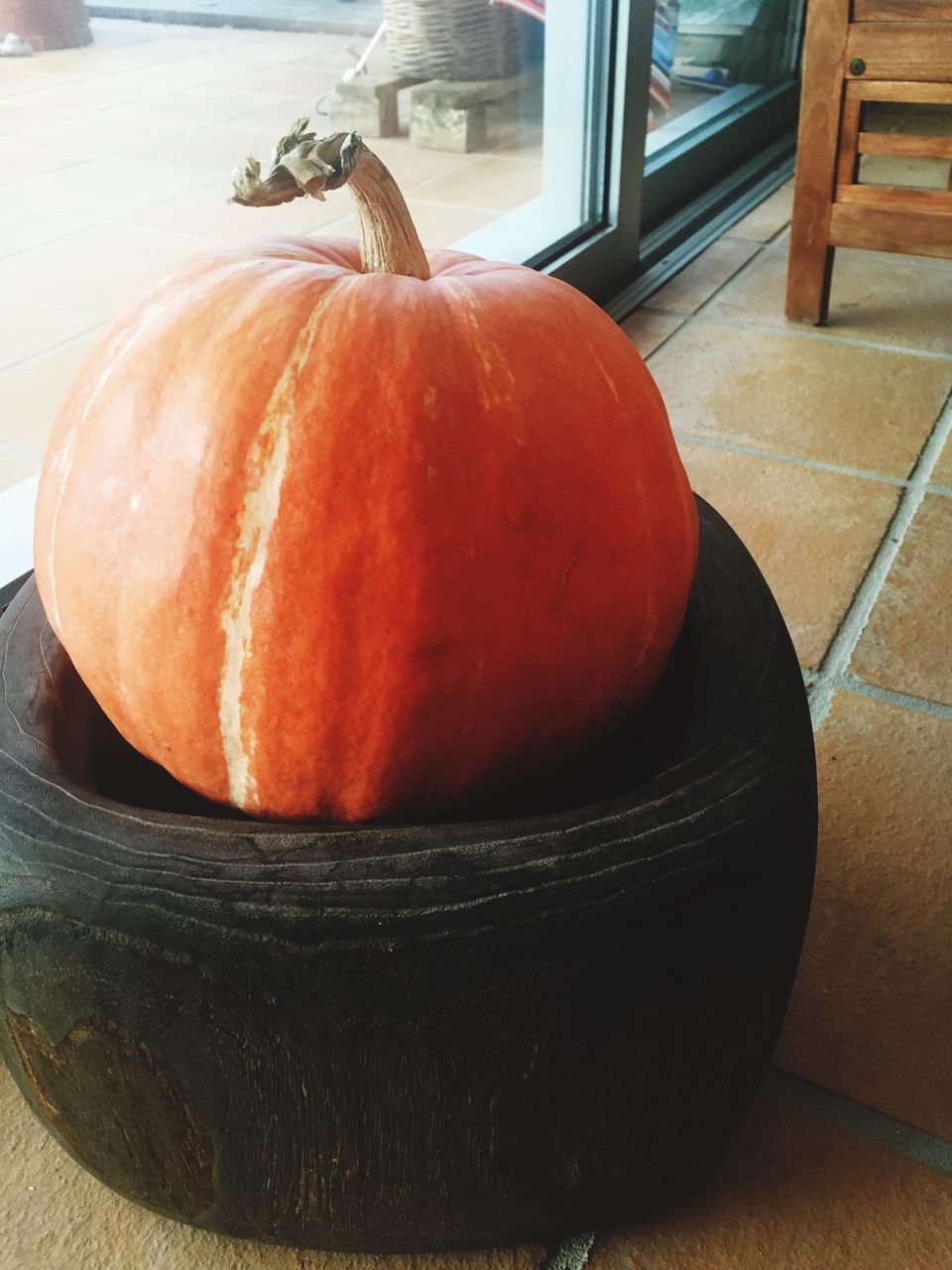 CLOSE-UP OF FRESH RED PUMPKIN ON TABLE