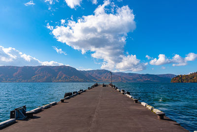  lake towada lakeside pier in autumn. towada hachimantai national park, aomori prefecture, japan