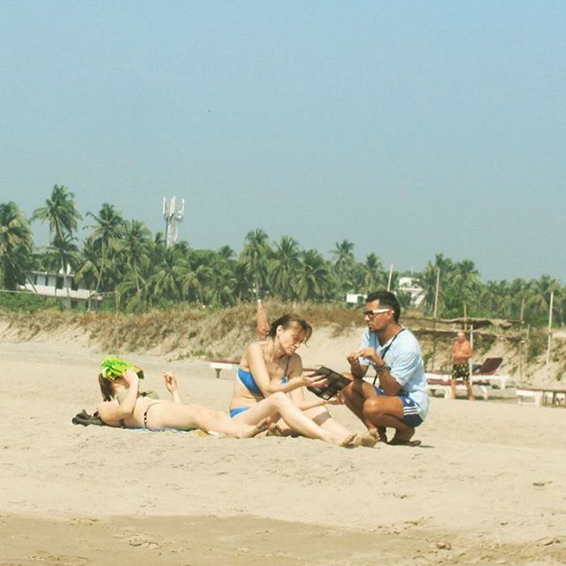 sand, clear sky, leisure activity, lifestyles, men, beach, animal themes, tree, togetherness, sitting, full length, relaxation, copy space, vacations, person, camel, domestic animals, mammal