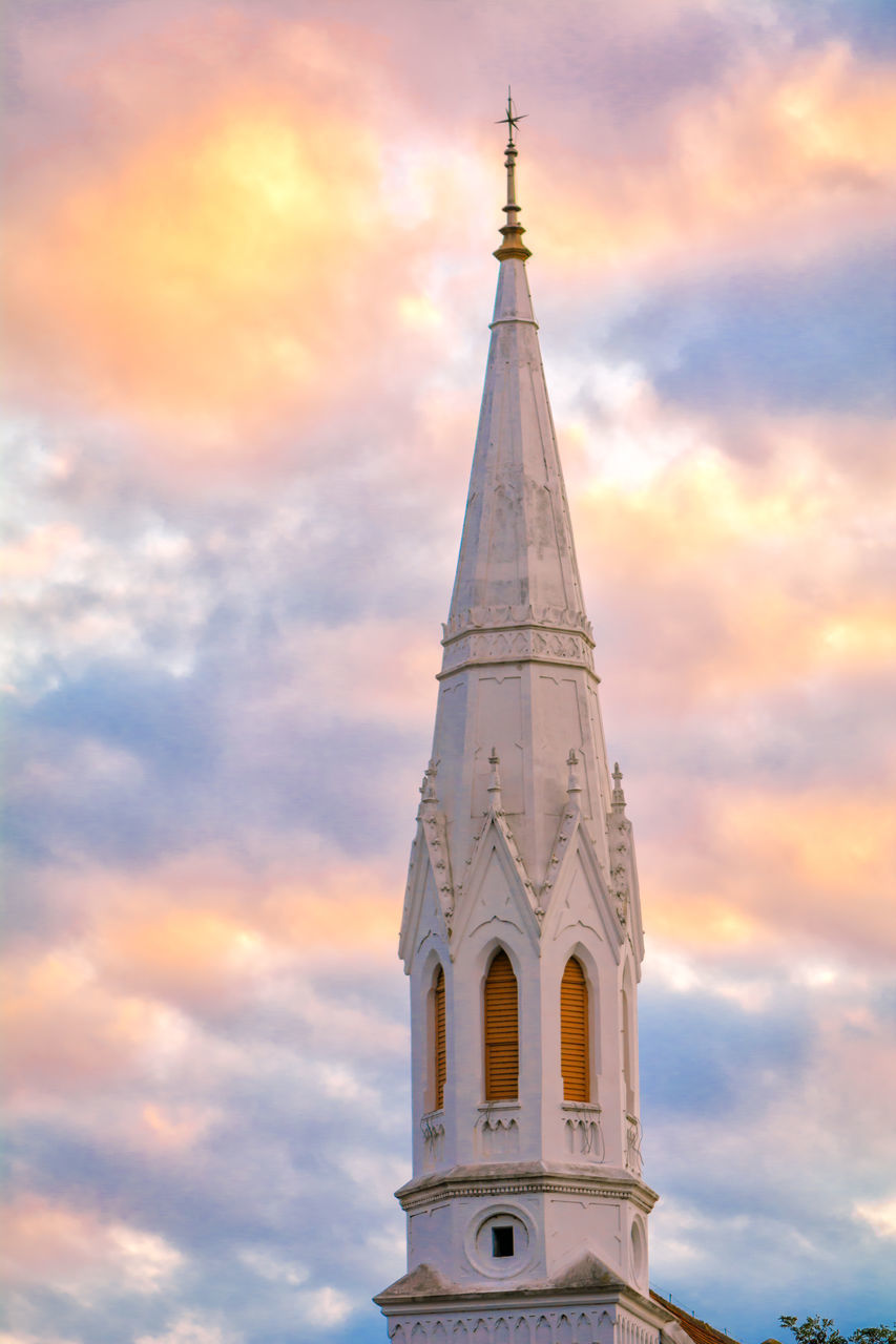 LOW ANGLE VIEW OF TOWER OF BUILDING AGAINST SKY