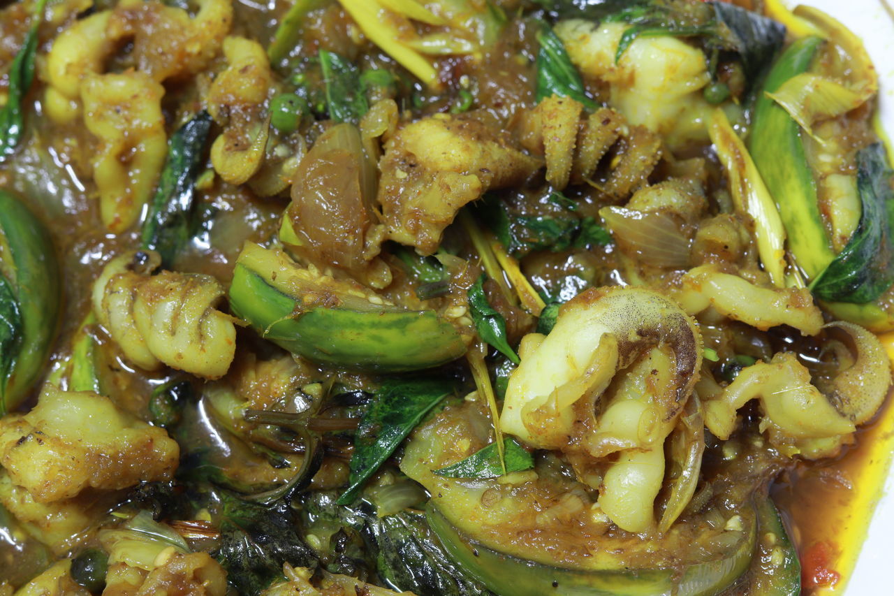 HIGH ANGLE VIEW OF FOOD IN BOWL